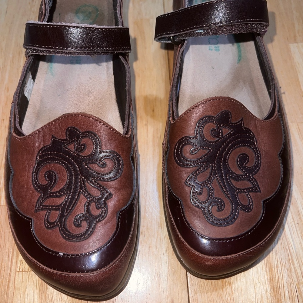 Naot Motu Brown Smooth and Patent leather Size US 8.5 Mary Jane